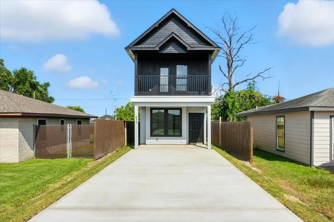 Photo of 422 N 7th Avenue, La Porte, TX 77571 (MLS # 88196033) Photo of 422 N 7th Avenue, La Porte, TX 77571 (MLS # 88196033)