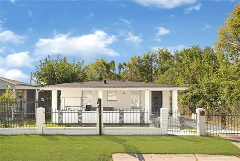 Photo of 10526 Palestine Street, Jacinto City, TX 77029 (MLS # 37964804)