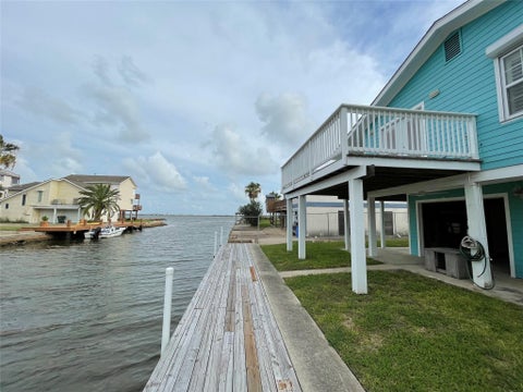 Homes For Sale - 1028 Cozy Cove Lane<br/> Galveston, TX 77554