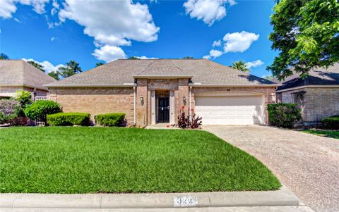 Photo of 322 Champions Colony Iii, Houston, TX 77069 (MLS # 17266414)