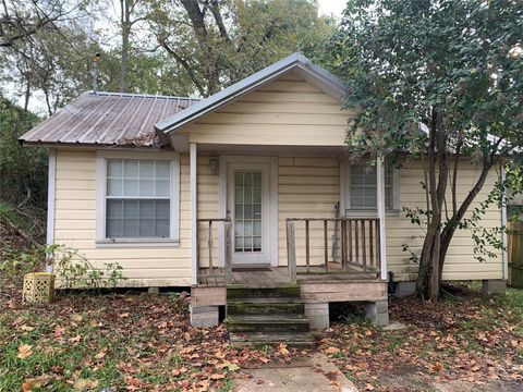 Photo of 1017 Ave J, Huntsville, TX 77320 (MLS # 45126159)