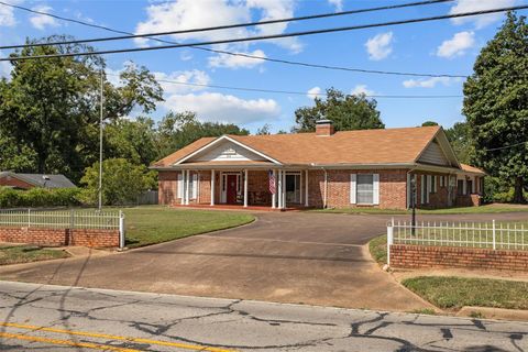 Photo of 916 E Houston Avenue, Crockett, TX 75835 (MLS # 49256737) Photo of 916 E Houston Avenue, Crockett, TX 75835 (MLS # 49256737)