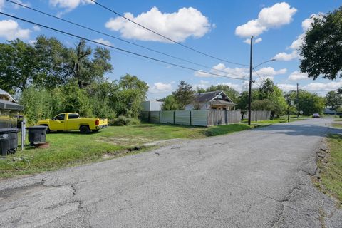 Photo of 7223 Tilgham Street, Houston, TX 77020 (MLS # 33930486)