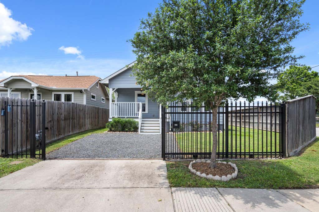 Photo of 502 Dell Court, Houston, TX 77009 (MLS # 79626713)