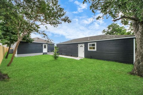Photo of 1218 Des Jardines Street #B, Houston, TX 77023 (MLS # 86310762)