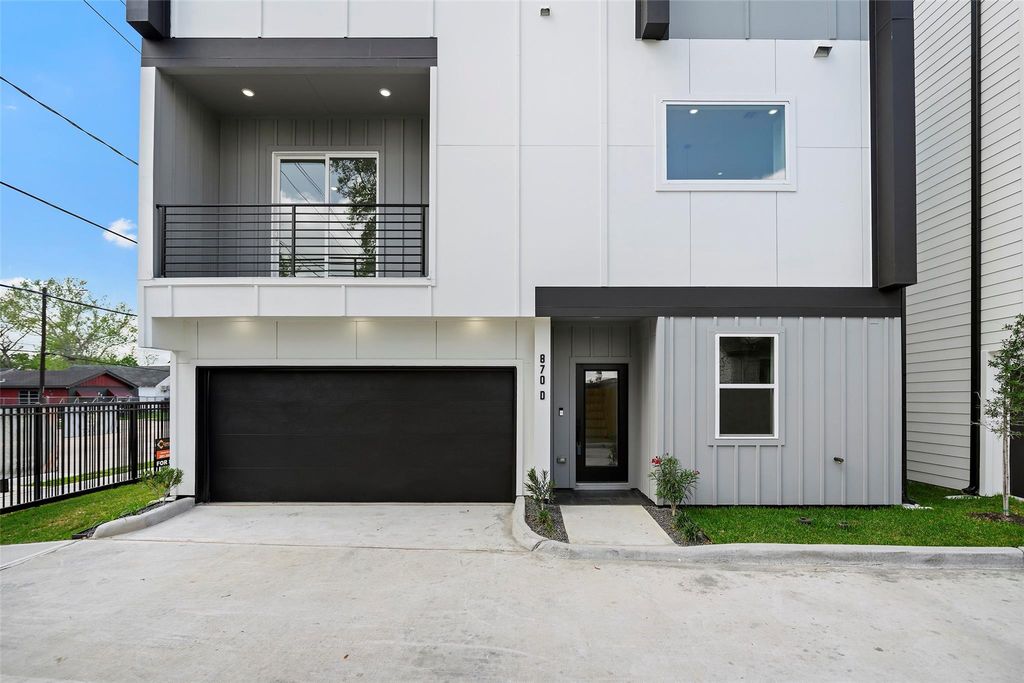 Photo of 870 W Little York Road #C, Houston, TX 77091 (MLS # 67010476)