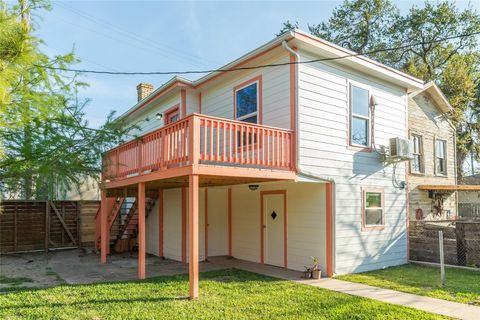 Photo of 2512 Avenue K #Back, Galveston, TX 77550 (MLS # 2957985)