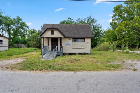 Homes For Sale - 7337 Parkes Street<br/> Houston, TX 77088