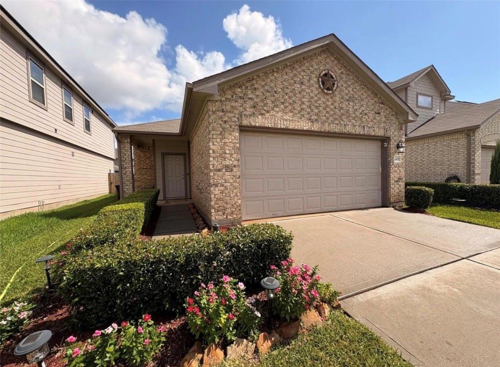 Photo of 6409 Hollock Meadows Lane, Houston, TX 77048 (MLS # 6381425)