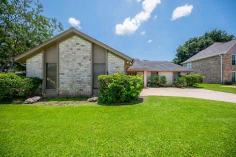 Photo of 2903 Pepper Wood, Sugar Land, TX 77479 (MLS # 44061815)