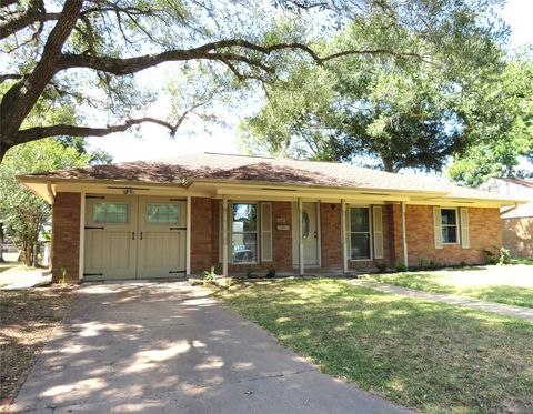 Photo of 912 Peach Street, El Campo, TX 77437 (MLS # 88164671)