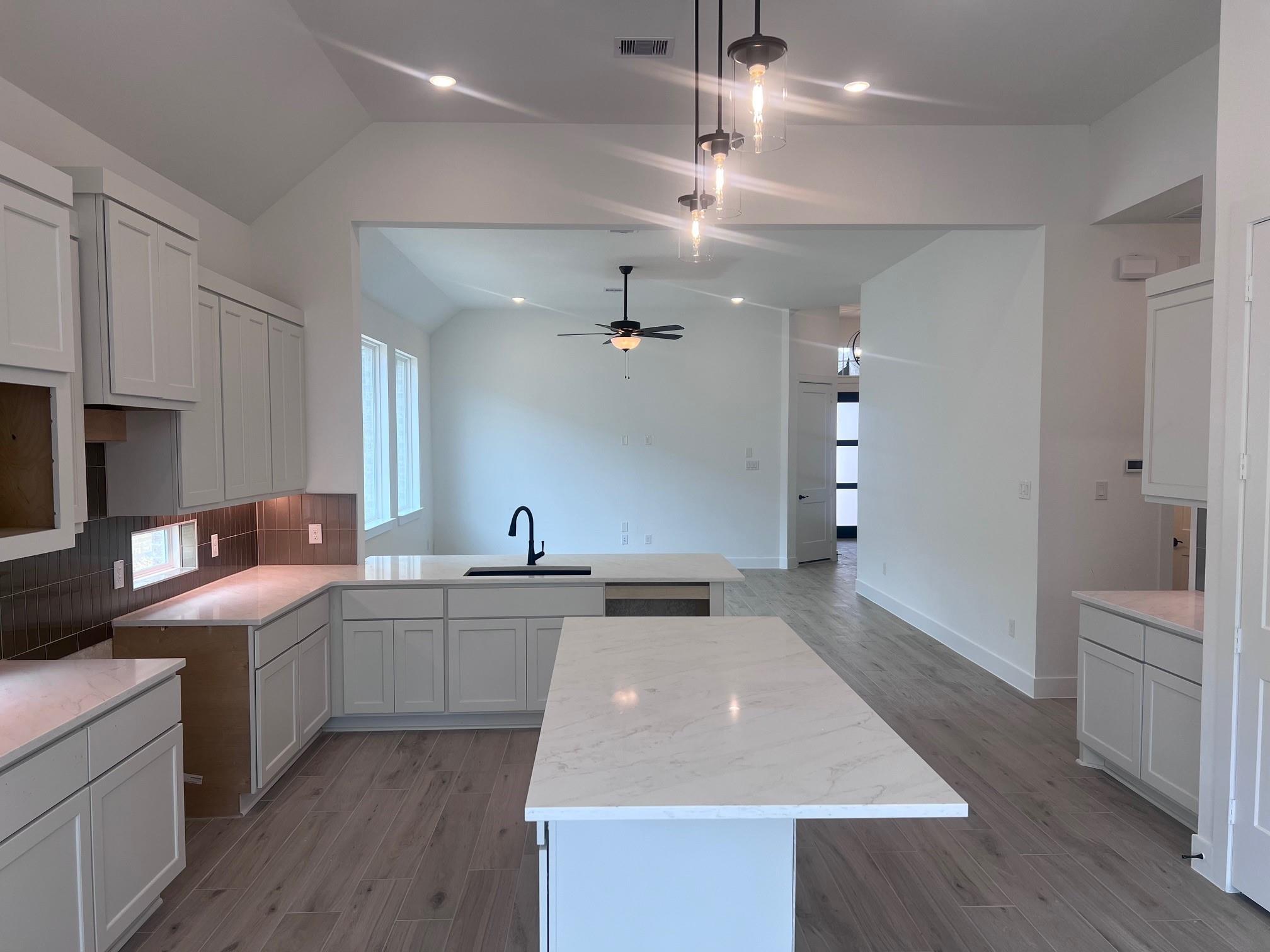 2415 Garden Arbor