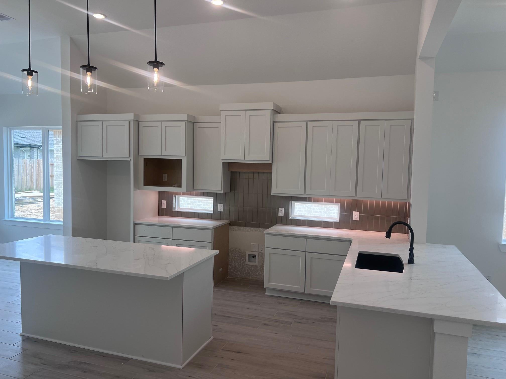 2415 Garden Arbor