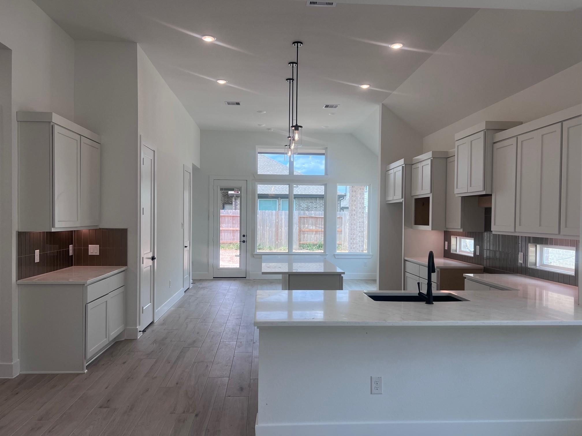 2415 Garden Arbor