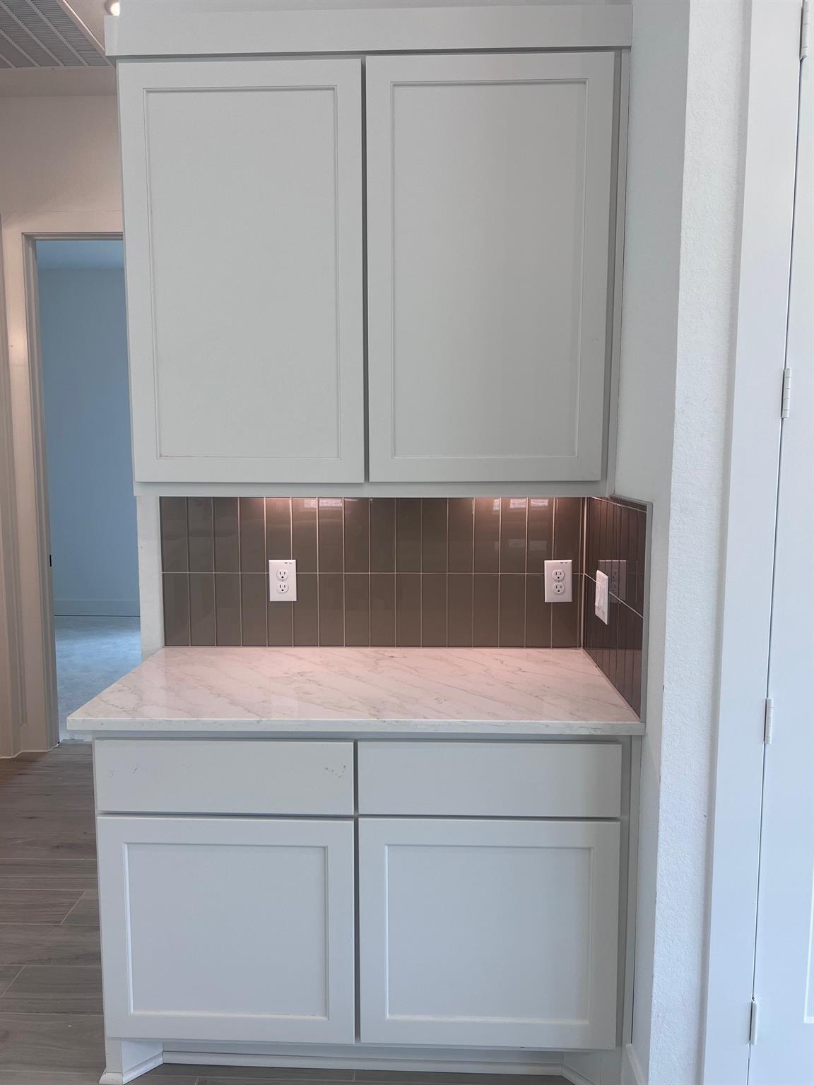 2415 Garden Arbor