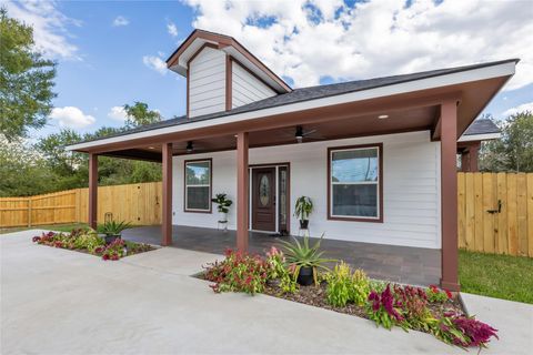 Photo of 1309 W Washington Avenue, Navasota, TX 77868 (MLS # 98815122)