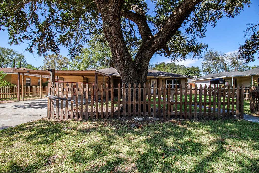 Photo of 110 William Avenue, Baytown, TX 77520 (MLS # 6829540)