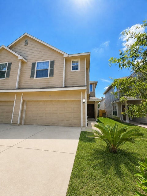Townhouse For Rent - 16619 Newglen Lane<br/> Houston, TX 77084