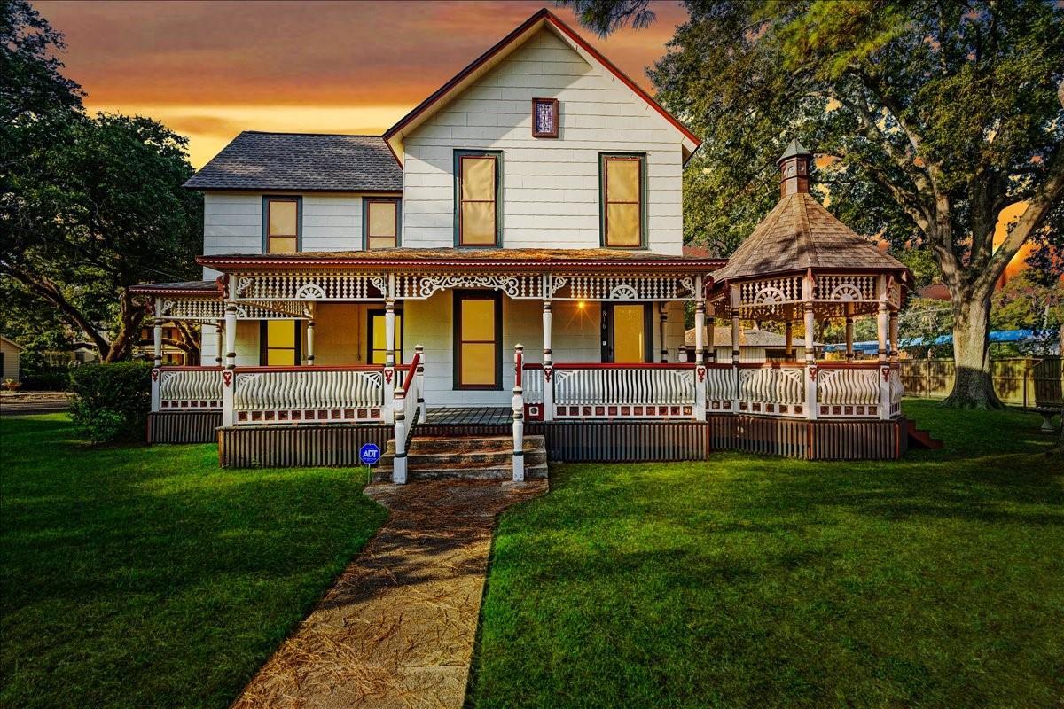816 W Adoue Street