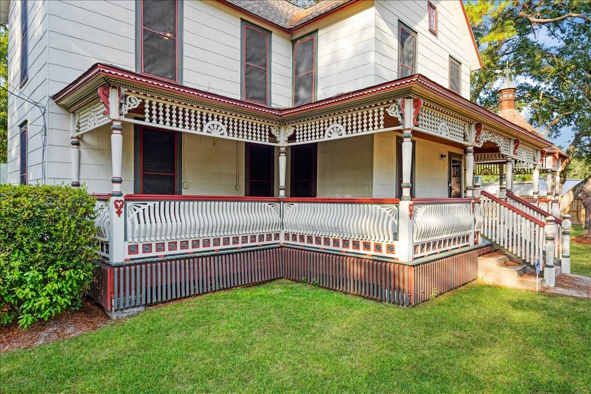 816 W Adoue Street