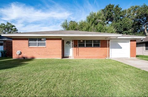 Photo of 1908 Peachwood Drive, Pasadena, TX 77502 (MLS # 27979352)