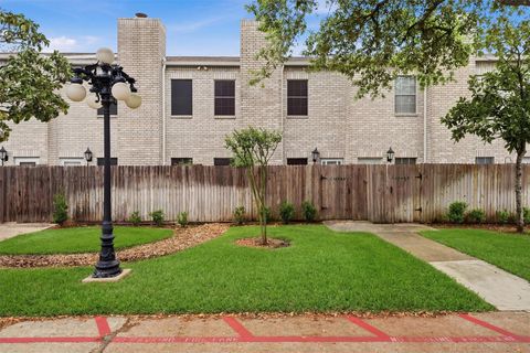 Condo For Sale - 17597 Red Oak Drive #7597<br/> Harris County, Houston, TX 77090