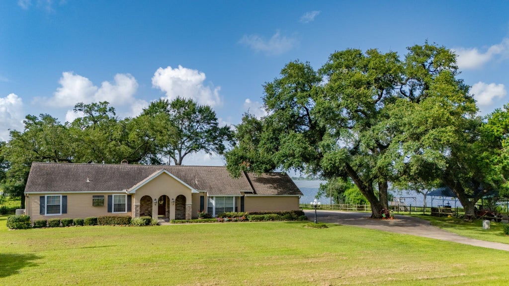 Photo of 111 S 8th Street, Highlands, TX 77562 (MLS # 31759012)