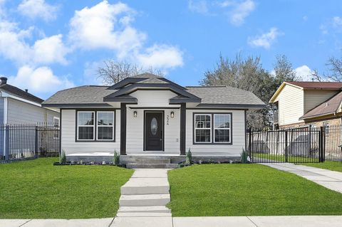 Photo of 224 Everton Street, Houston, TX 77003 (MLS # 26713167)