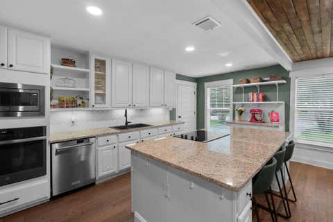 Photo of 4825 Kingfisher Drive, Houston, TX 77035 (MLS # 20685817)