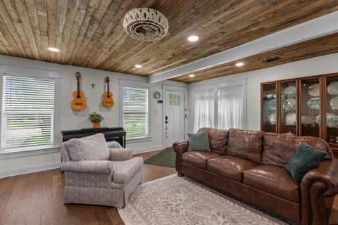 Photo of 4825 Kingfisher Drive, Houston, TX 77035 (MLS # 20685817)