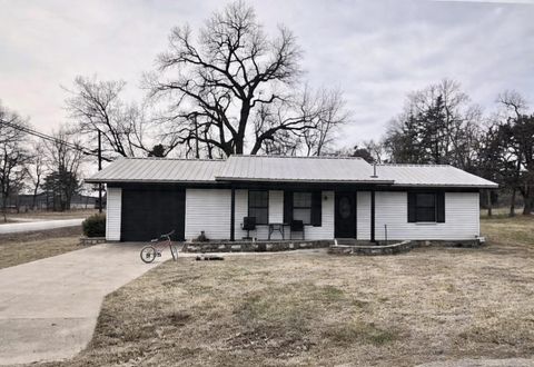 Photo of 303 Ike Street, Fairfield, TX 75840 (MLS # 85715225)