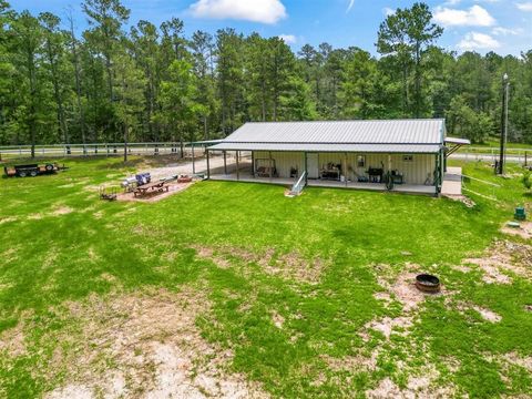 Photo of 95 Sunrise Loop, Huntsville, TX 77320 (MLS # 46087686)