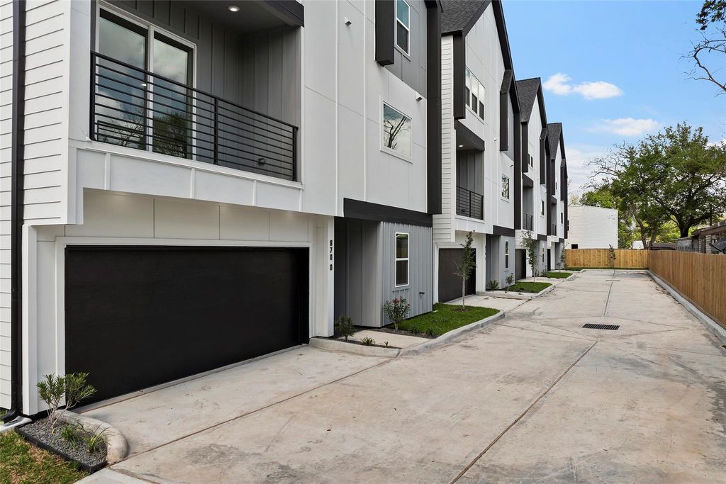 Photo of 870 W Little York Road #C, Houston, TX 77091 (MLS # 15590010)