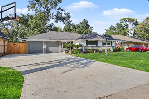 Photo of 10306 Oakpoint Drive, Houston, TX 77043 (MLS # 30095686)