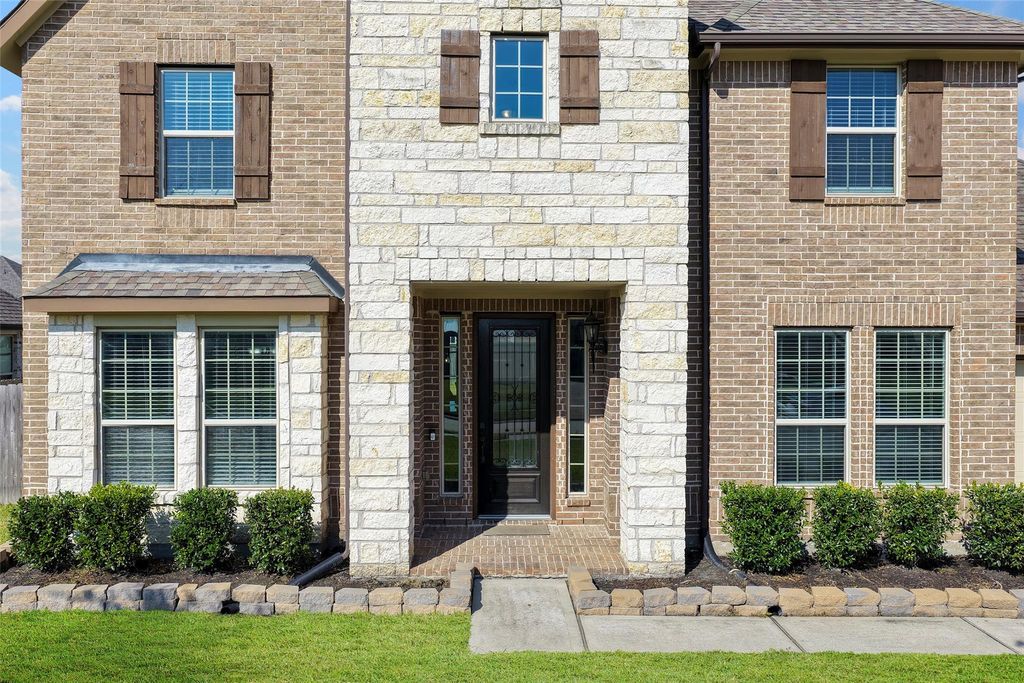 Photo of 11723 Oakwood Drive, Mont Belvieu, TX 77535 (MLS # 57380172)