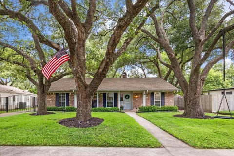 Photo of 10714 Piping Rock Lane, Houston, TX 77042 (MLS # 7569060)