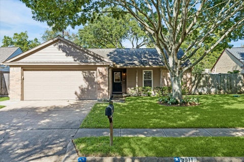 Photo of 3911 Kitchen Hill Lane LN, Sugar Land, TX 77479 (MLS # 96723981)