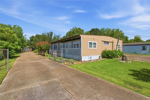 Photo of 2704 Sinclair St Street, Pasadena, TX 77503 (MLS # 82692012)