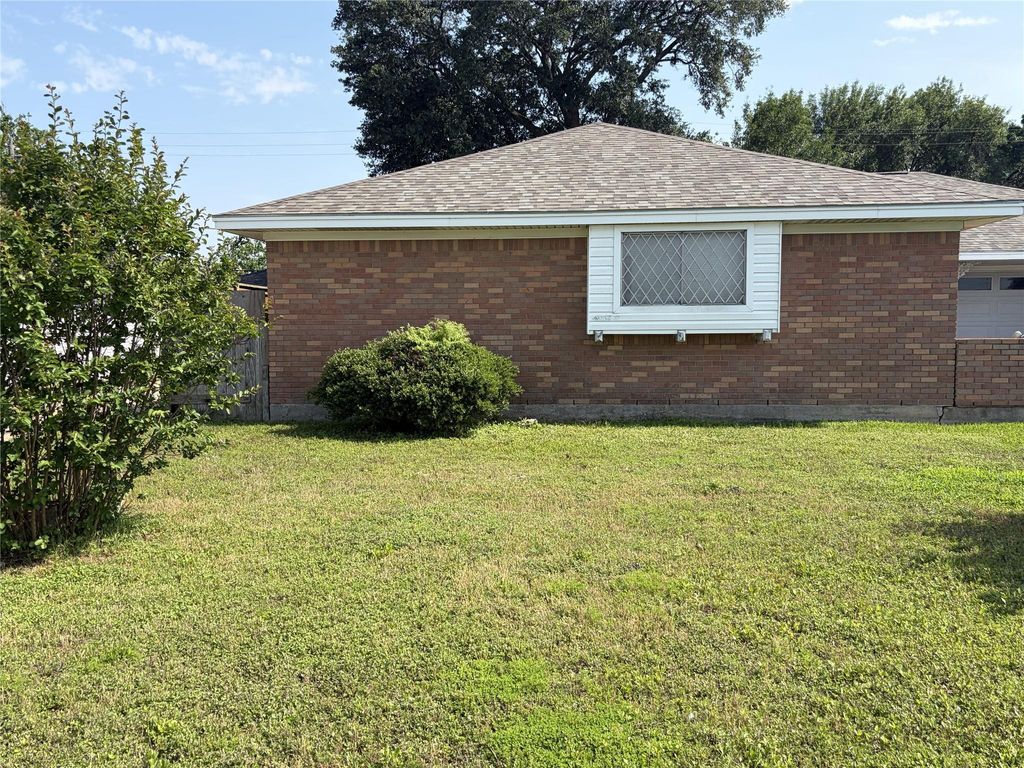 Photo of 234 E Edgebrook Drive, Houston, TX 77034 (MLS # 77975254)