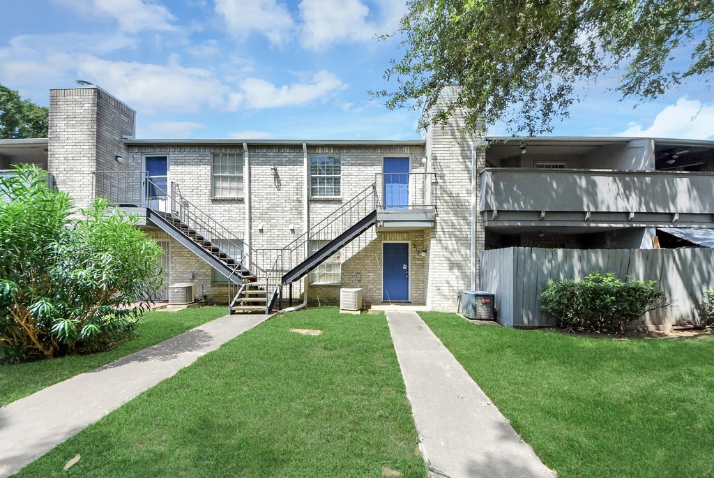 Photo of 9700 Leawood Boulevard #1214, Houston, TX 77099 (MLS # 75525379)