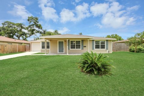 Photo of 7906 Hammerly Boulevard, Houston, TX 77055 (MLS # 60299554)