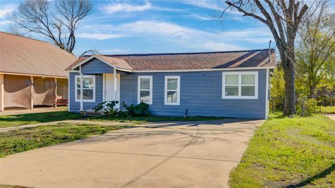 207 E Bernard Street Clute TX 77531