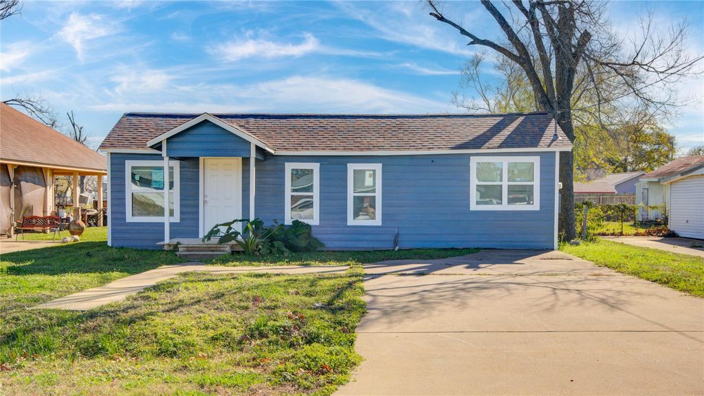 Photo of 207 E Bernard Street, Clute, TX 77531 (MLS # 77110170)