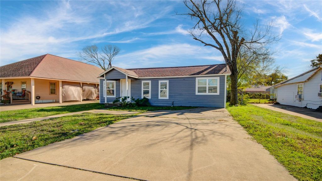 Photo of 207 E Bernard Street, Clute, TX 77531 (MLS # 77110170)