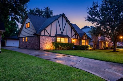 Photo of 1806 Cedarwood Court, Sugar Land, TX 77498 (MLS # 96115382)