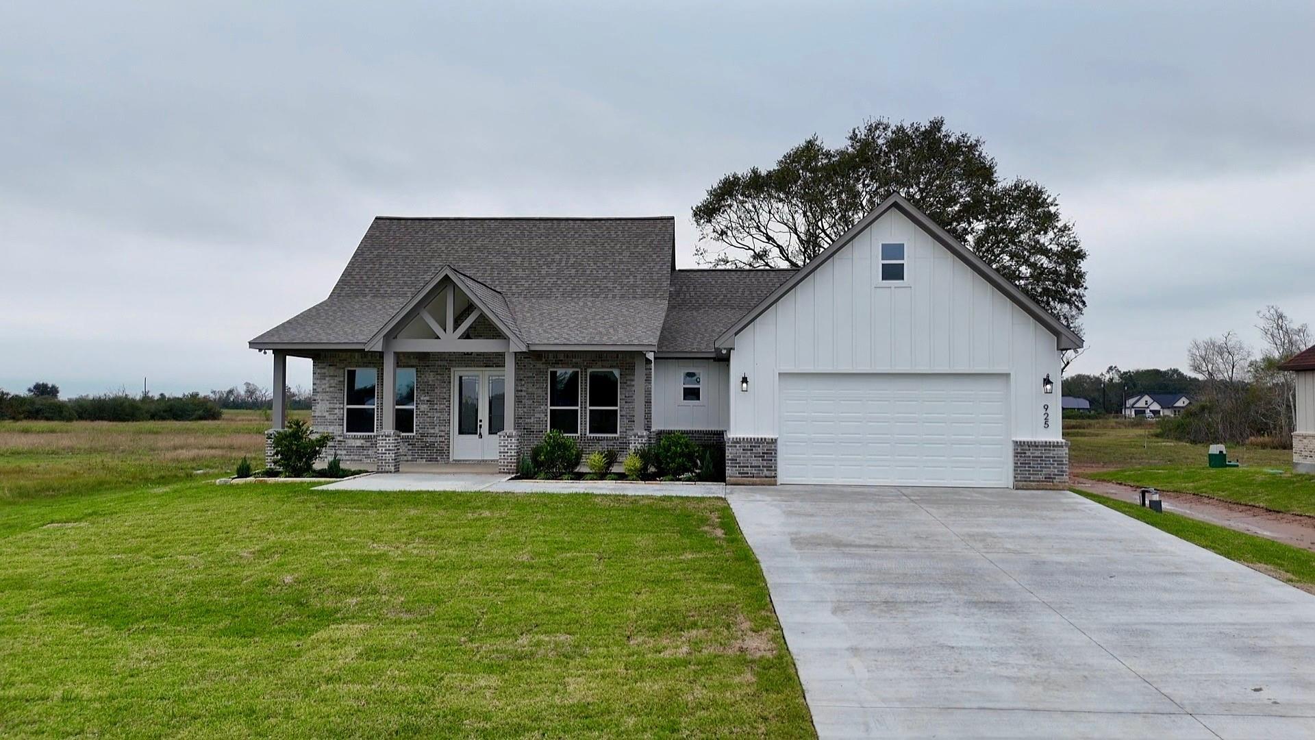 925 Buffalo Trail