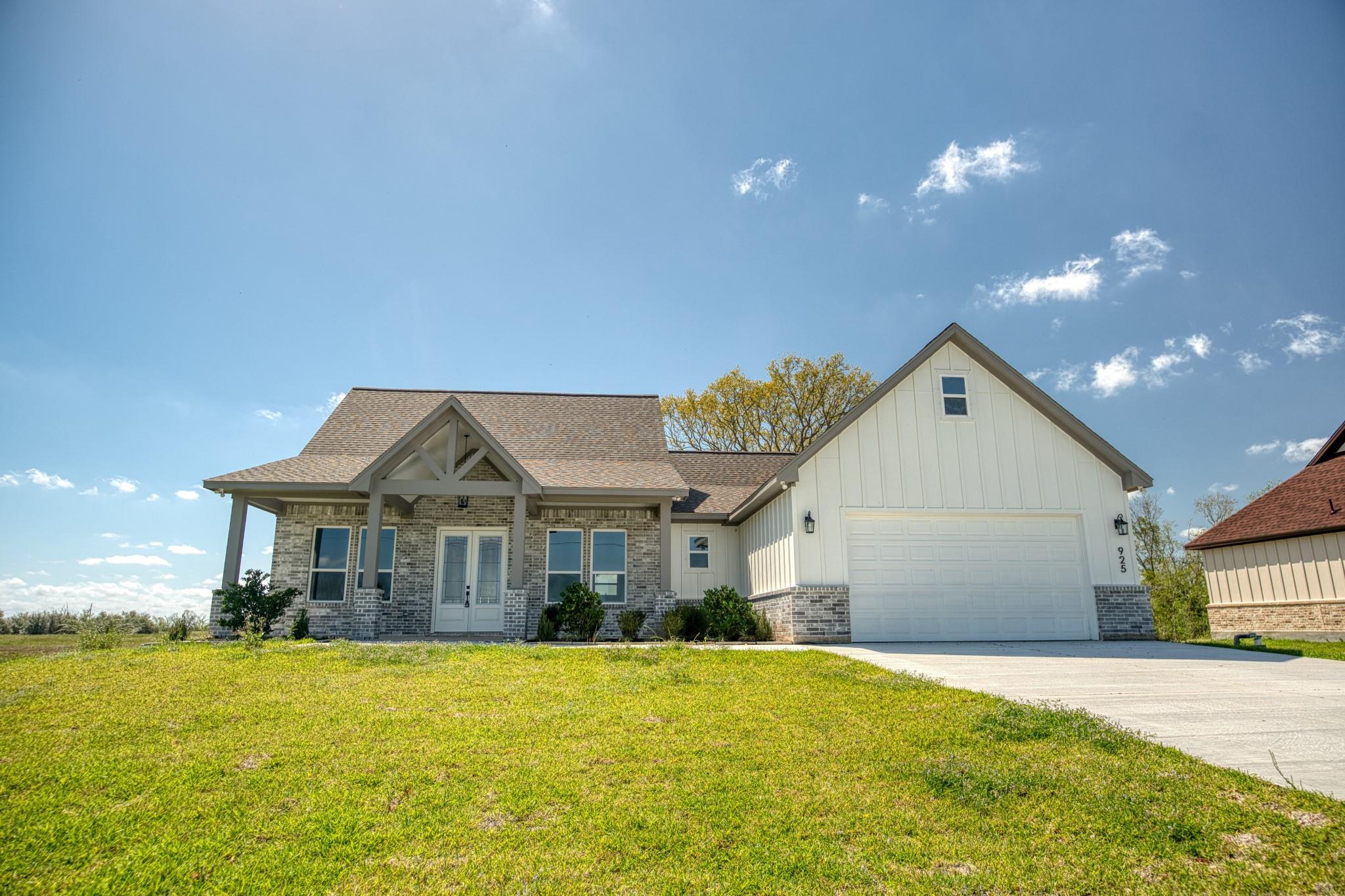 925 Buffalo Trail