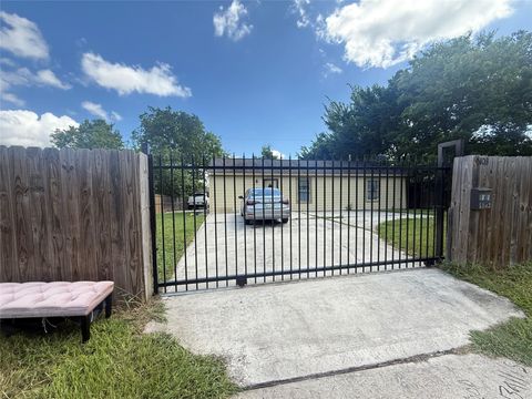 Photo of 5103 Northridge Drive, Houston, TX 77033 (MLS # 36577804)