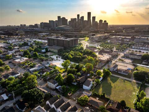 Photo of 411 N Live Oak Street, Houston, TX 77003 (MLS # 40433014)