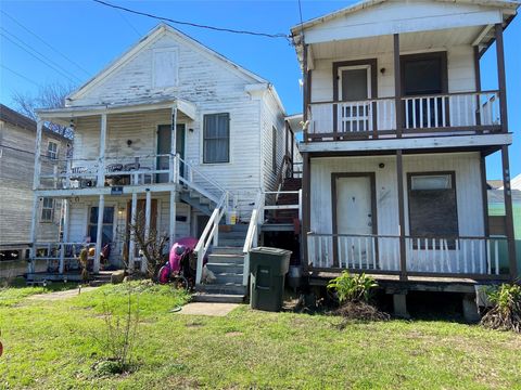 Photo of 1307 34th Street, Galveston, TX 77550 (MLS # 24896194)